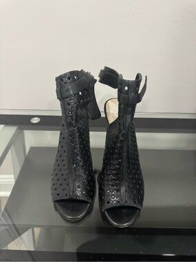 Vince Camuto Karsten black woven leather peep toe bootie SIZE39/9